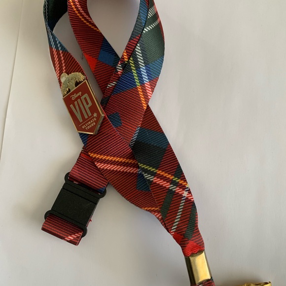 Disney VIP Tours - VIP lanyard medal - Picture 6 of 15